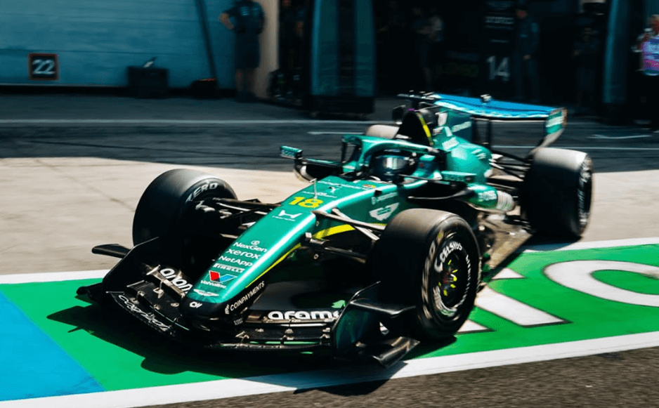 Monoplace Aston Martin sortant de son garage à Bahreïn