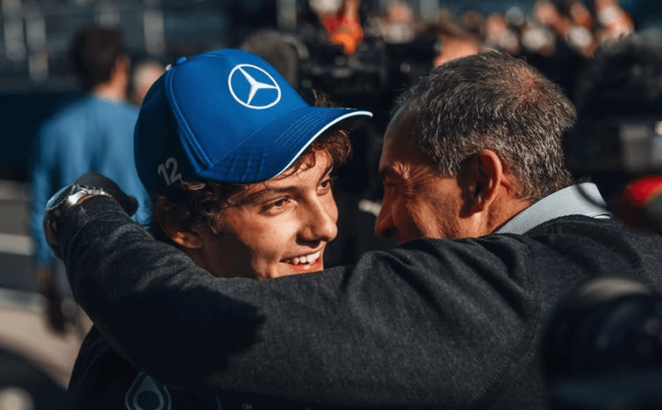 Antonelli, dans les bras de son papa, remporte le GP de Chine