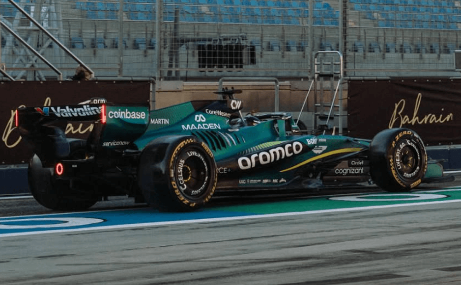 Aston Martin dans la pitlane
