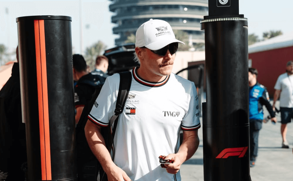 Valtteri Bottas entrant dans le paddock de la F1