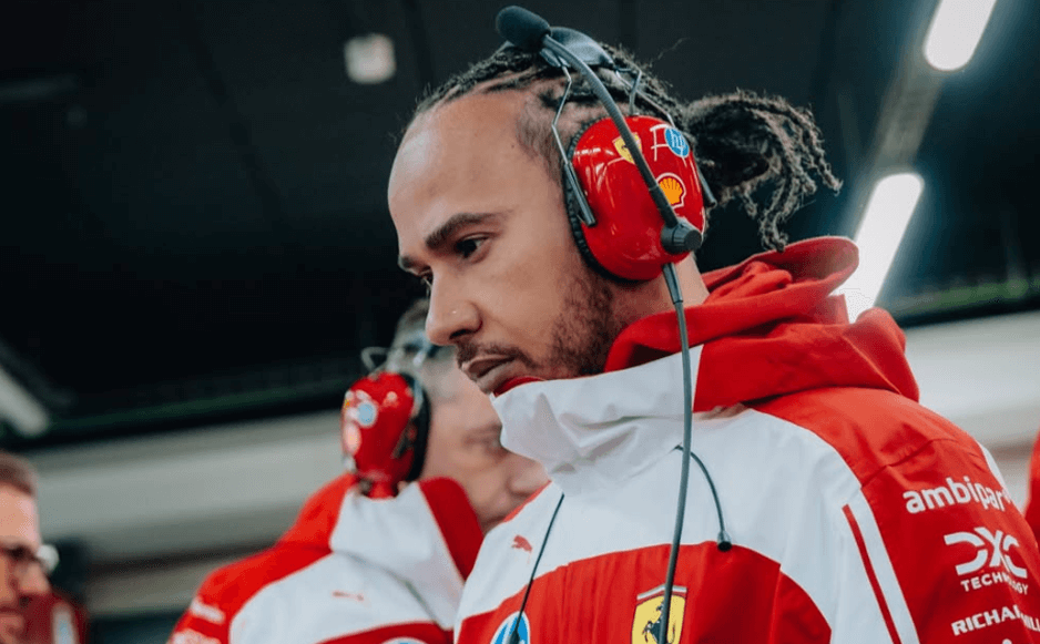 Lewis Hamilton dans le garage Ferrari