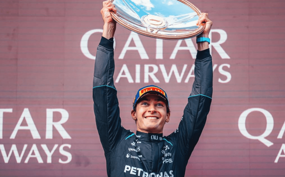 Russell brandit le trophée après sa victoire au GP d'Australie